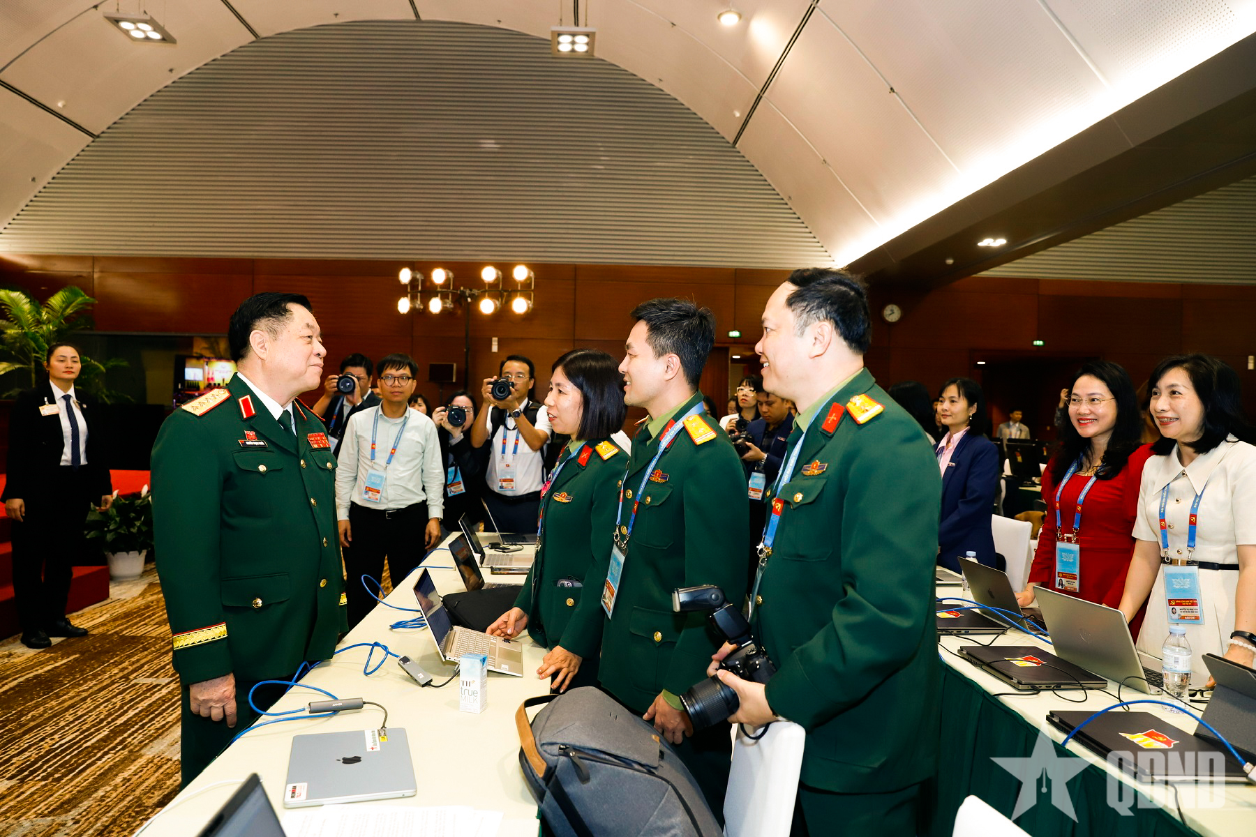 Đại tướng Nguyễn Trọng Nghĩa thăm, động viên phóng viên tại Trung tâm Báo chí